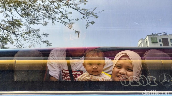 Peserta mudik gratis saat hendak berangkat dari depan Gedung Sate Bandung.