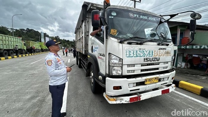 ScreenshotPetugas Dishub saat melakukan penyekatan kendaraan truk di Exit Tol Bocimi