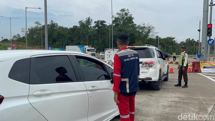 Petugas melakukan penyekatan di Exit Tol Muaro Sebapo, untuk mengarahkan pemudik melewati jalur Barat dan Tengah