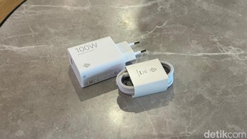 Poco X8 Pro mendukung pengisian cepat kabel 100W yang dapat mengisi daya hingga 100% dalam 48 menit serta pengisian balik kabel 27W, dan juga kompatibel dengan protokol pengisian cepat PPS 100W. Foto: Rizqy Nur Amalia/detikINET