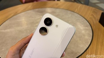 Kamera utama 50MP dengan sensor IMX882 1/1.95″, aperture f/1.59, OIS, EIS, kamera ultra-wide 8MP dengan aperture f/2.2, perekaman video hingga 4K 60fps Foto: Rizqy Nur Amalia/detikINET