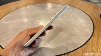 Dari segi desain, POCO X8 Pro memiliki bingkai logam dan panel belakang kaca, dilengkapi dengan sudut membulat yang besar, bezel yang sempit, dan skema keseimbangan bobot, menyeimbangkan tekstur dan daya tahan sekaligus meningkatkan kenyamanan saat digenggam Foto: Rizqy Nur Amalia/detikINET