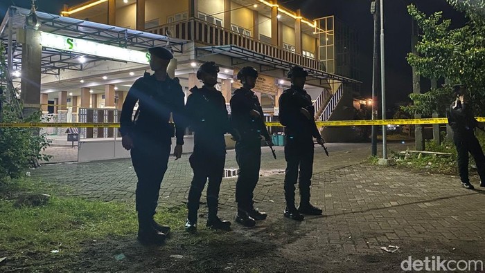 Polisi bersenjata laras panjang mengamankan TKP ledakan di masjid Jember
