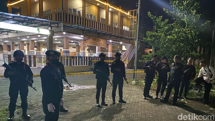 Polisi bersenjata laras panjang mengamankan TKP ledakan di masjid Jember