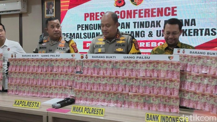 Polisi menunjukan barang bukti uang palsu saat konferensi pers
