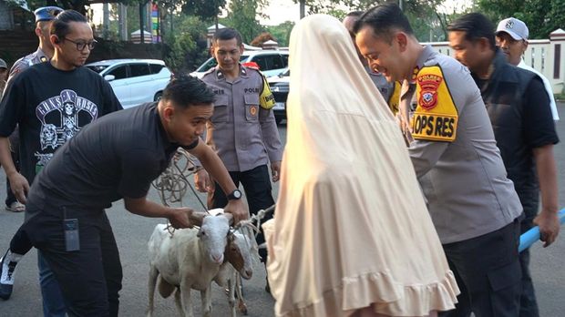 Polres Bogor Serahkan Barang Bukti Pencurian ke Korban
