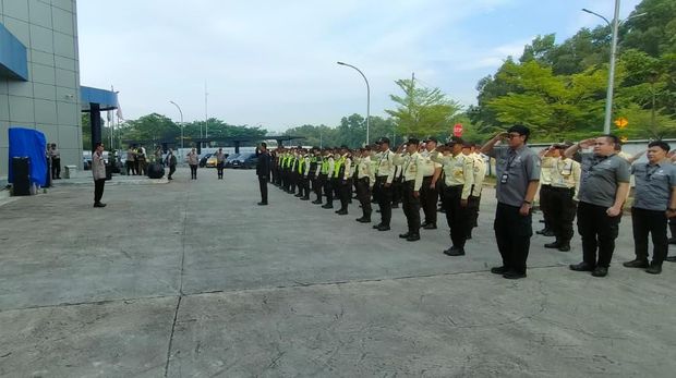 Polsek Cikarang Pusat bersama PAM Obvit Polres Metro Bekasi menggelar apel pengamanan bersama ratusan petugas keamanan di kawasan Deltamas, Cikarang. (dok Ist)