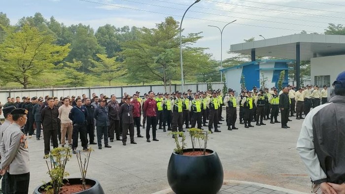 Polsek Cikarang Pusat bersama PAM Obvit Polres Metro Bekasi menggelar apel pengamanan bersama ratusan petugas keamanan di kawasan Deltamas, Cikarang. (Dok. Istimewa)