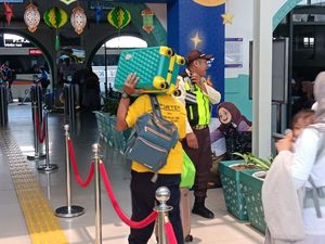 Musim Mudik, Ratusan Porter Mulai Berebut Cari Duit di Stasiun Senen