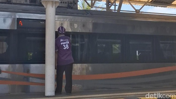 Porter Stasiun Tugu Jogja sedang menunggu kedatangan penumpang. Selasa (17/3/2026).