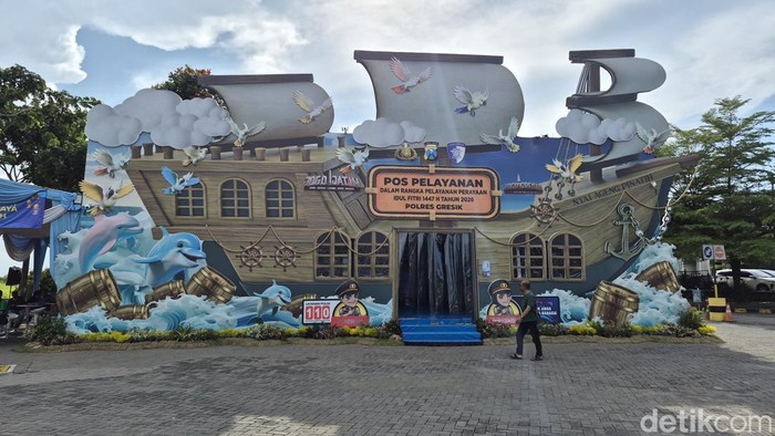 Pos Pantau Gresik berkonsep kapal Nyai Ageng Pinatih.