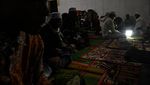 Potret Iktikaf Warga Terdampak Banjir di Masjid Darurat Aceh