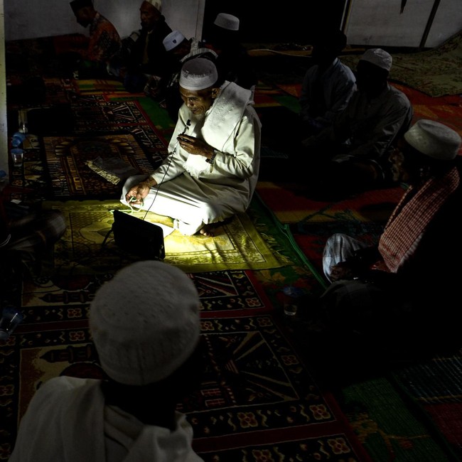 Potret Iktikaf Warga Terdampak Banjir di Masjid Darurat Aceh