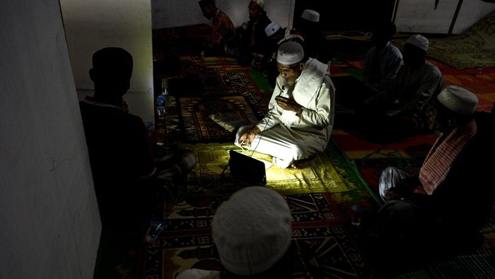 Warga terdampak bencana banjir bandang beriktikaf di Masjid Darurat Al-Muhsinin, Desa Tetingi, Pantan Cuaca, Gayo Lues, Aceh, Senin (16/3/2026). Iktikaf tersebut dilaksanakan pada sepuluh hari terakhir bulan Ramadhan guna mendapatkan malam Lailatul Qadar yang penuh berkah. ANTARA FOTO/Muhammad Adimaja/nz