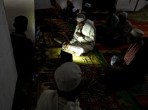 Potret Iktikaf Warga Terdampak Banjir di Masjid Darurat Aceh