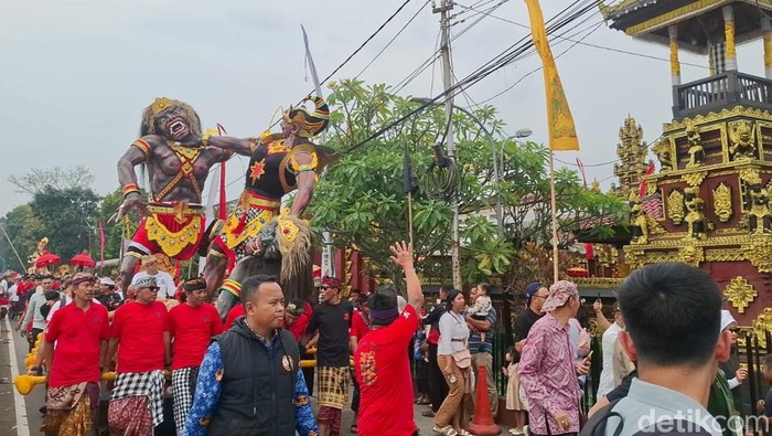 potret ogoh-ogoh diarak keliling Cimahi jelang Hari Nyepi