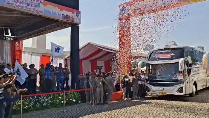 Pramono melepas bus mudik gratis Pemprov DKI. (Devi/detikcom)