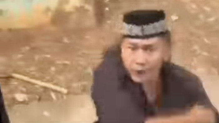 Pria tendang Bus TransJakarta di Sawangan Depok. (Dok. video viral)