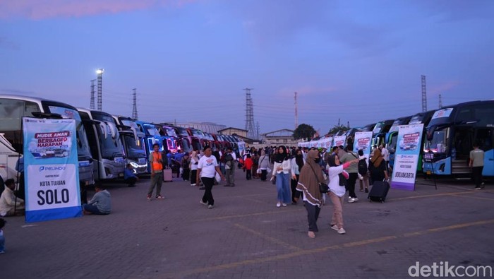 Program mudik gratis JICT 2026 memberangkatkan peserta ke berbagai kota di Jawa dengan bus, sebagai dukungan perjalanan aman dan nyaman jelang Lebaran.