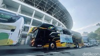 Bus yang membawa peserta mudik Telkomsel dilepas saat acara Program Mudik Gratis 2026 di Jakarta, Selasa (17/3/2026).