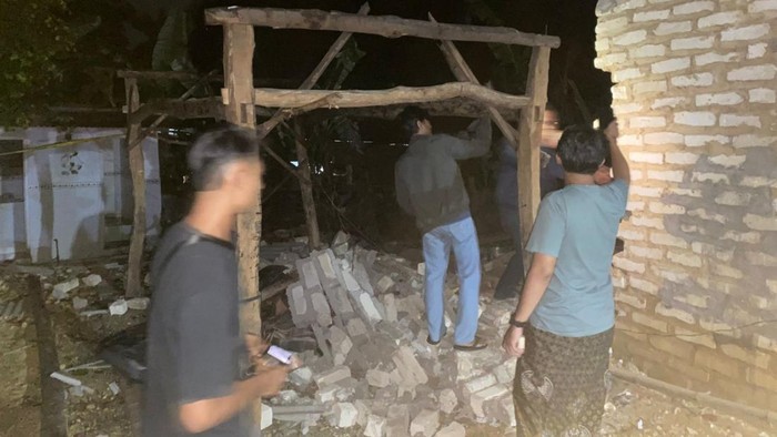 Rumah yang terdampak ledakan bahan diduga petasan di Pamekasan.