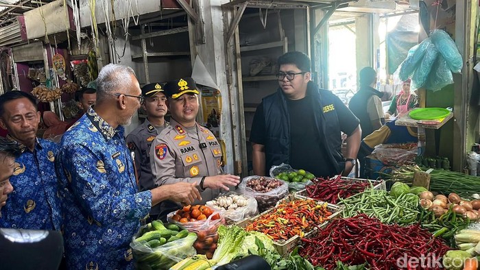 Satgas Pangan Polres Gresik melakukan sidak ke Pasar Baru