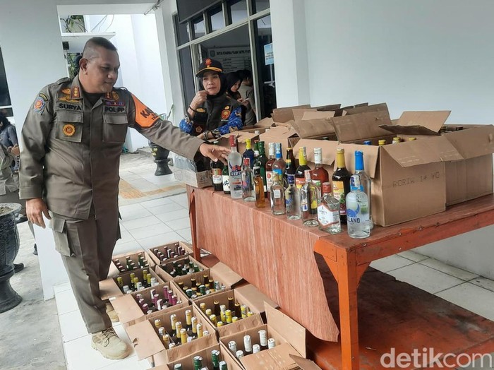 Satpol PP Kota Samarinda menyita sekitar 300 botol minuman keras (miras)