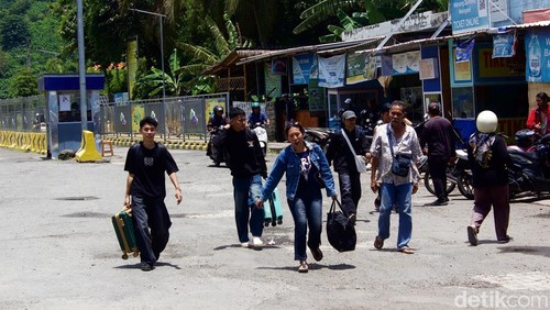 Sejumlah pemudik keluar dari Pelabuhan Lembar, Selasa (17/3/2026).