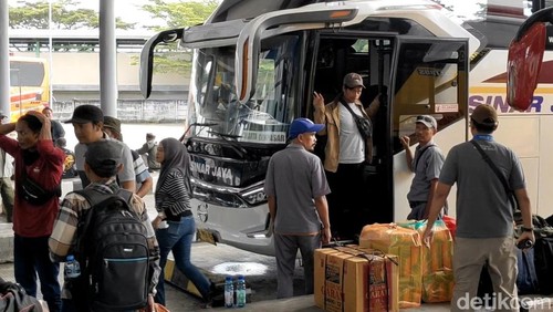 Sejumlah pemudik memadati Terminal Tipe A Mengwi, Kabupaten Badung, Bali, Selasa (17/3/2026). (Foto: Agus Eka/detikBali)
