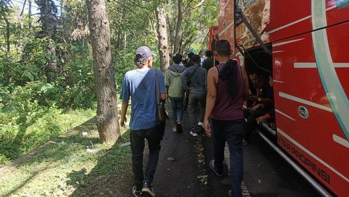 Sejumlah pemudik memilih berjalan kaki karena terjebak antrean kendaraan menuju Pelabuhan Gilimanuk, Jembrana, Bali, Selasa (17/3/2026). (I Putu Adi Budiastrawan/detikBali)