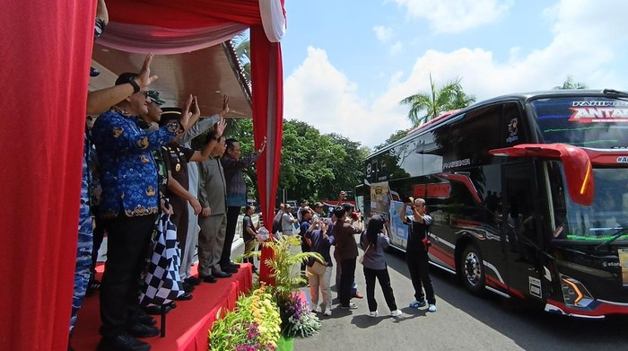 Sekda Sumsel lepas pemudik ke Pulau Jawa dengan menggunakan bus.