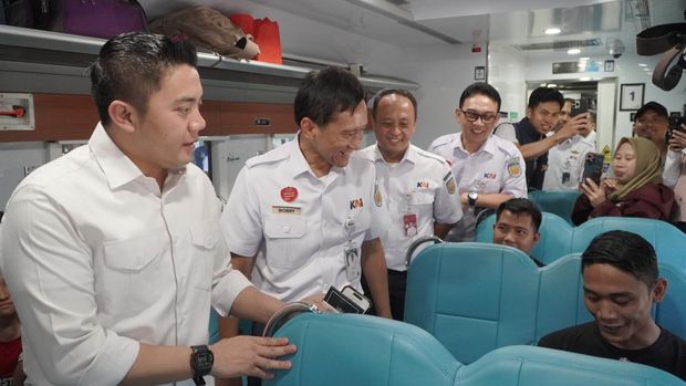 Sekretaris Kabinet Teddy Indra Wijaya meninjau situasi arus mudik di Stasiun Pasarsenen, Jakarta, pada Selasa (17/3/2026). (Dok. KAI)