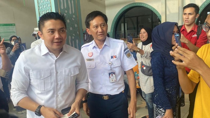Sekretariat Kabinet (Seskab) Teddy Indra Wijaya didampingi Dirut Kereta Api Indonesia (KAI) Bobby Rasyidin meninjau Stasiun Pasar Senen, Jakarta Pusat, Selasa (17/3/2026).