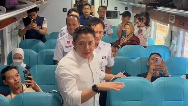 Sekretariat Kabinet (Seskab) Teddy Indra Wijaya didampingi Dirut Kereta Api Indonesia (KAI) Bobby Rasyidin meninjau Stasiun Pasar Senen, Jakarta Pusat, Selasa (17/3/2026).