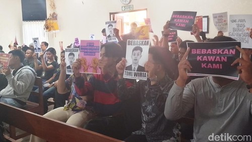 Sejumlah rekan terdakwa Tomy Priatna Wiria memberikan dukungan di PN Denpasar, Selasa (17/3/2026).