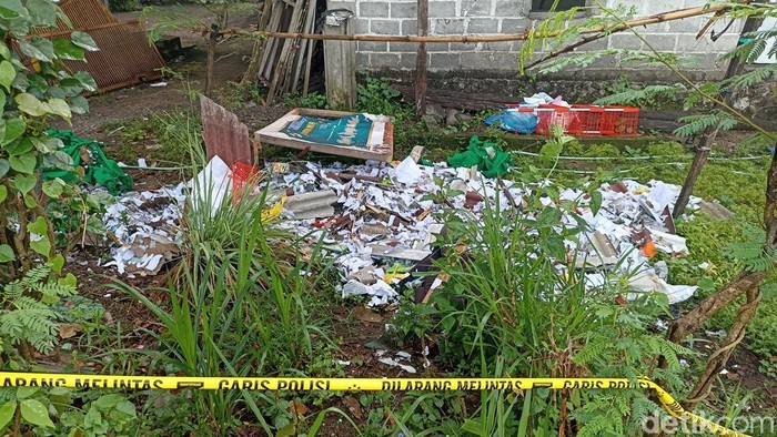 Sisa kertas yang berserakan diduga bekas ledakan petasan di musala yang ada di Blitar.