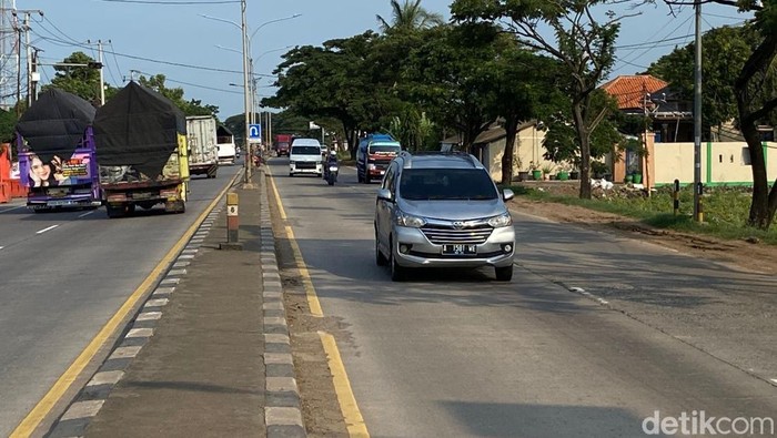 Situasi lalu lintas di jalur arteri Pantura Losarang Indramayu, Selasa (17/3/2026) sore.