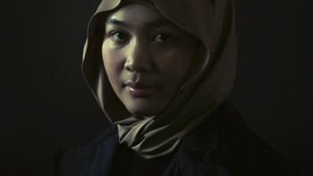 Nama Fotografer: Heun Jung Kim. Deskripsi Gambar: Konco wingking, yang berarti teman di belakang, mencerminkan peran tradisional wanita Jawa yang mendukung suami mereka. Sementara peran perempuan telah berkembang, banyak yang masih diam-diam membentuk kehidupan keluarga. Potret ini mengeksplorasi tradisi, identitas, dan kekuatan melalui kontras antara jilbab subjek dan mantel suaminya. Copyright: © Heun Jung Kim, Korea, Republic Of, 1st Place, National Awards, Sony World Photography Awards 2026