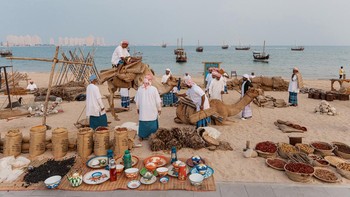 Nama Fotografer: Mohamed Nageeb. Foto: Pasar Pelabuhan Tahun: 2026 Deskripsi Gambar: Foto ini menangkap harmoni dan ritme kehidupan sehari-hari, menyoroti energi dan semangat pasar tepi pantai. © Mohamed Nageeb, Qatar, Winner, National Awards, Sony World Photography Awards 2026
