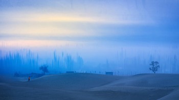 Nama Fotografer: Muhammad Asmar Hussain Judul foto: : Twilight Tahun: 2026 Deskripsi Gambar: Pagi yang dingin di Gurun Katpana di Skardu. Cahaya pertama hari menembus jam biru. Copyright: © Muhammad Asmar Hussain, Pakistan, Winner, National Awards, Sony World Photography Awards 2026s