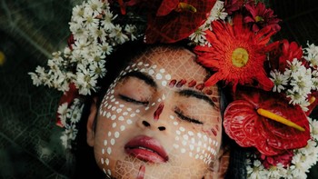 Nama Fotografer: R. Nama Gambar Eko Hardiyanto dari Indonesia: Judul foto: Seorang Gadis dengan Mahkota Bunga. Deskripsi Gambar: Gambar ini menggabungkan dua foto: potret seorang gadis dan tekstur daun kering, memadukan bentuk-bentuk alami menjadi satu narasi visual. Copyright: © R. Eko Hardiyanto, Indonesia, Winner, National Awards, Sony World Photography Awards 2026