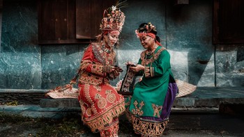 Nama Fotografer: Wei-Cheng Tsai. Judul Foto: Tangannya adalah Masa Lalu, Milikku adalah Kelanjutan. Deskripsi Gambar: Gambar ini menangkap momen tenang di Taitung, Taiwan. Cahaya sore jatuh dengan lembut saat seorang ibu membimbing tangan putrinya, setiap jahitan seperti kenangan yang tertulis di kain. Tanpa panggung atau penonton, tradisi bertahan dalam keheningan, dibentuk oleh kesabaran, kehadiran, dan waktu. © Wei-Cheng Tsai, Taiwan, Winner, National Awards, Sony World Photography Awards 2026