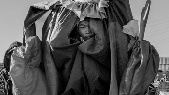 Nama Fotografer: Sam Ang Ourng. Deskripsi Gambar: Seorang pemain tarian tradisional Kamboja Chai Yam, dengan kostum lengkap setelah menari di kompetisi layang-layang Khmer di Distrik Ponhea Lueu, Provinsi Kandal, Kamboja. Copyright: © Sam Ang Ourng, Cambodia, Winner, National Awards, Sony World Photography Awards 2026