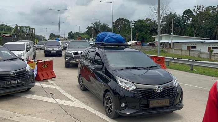 Sopir dan pemudik menorobos barikade penyekatan di Tol Muaro Sebapo