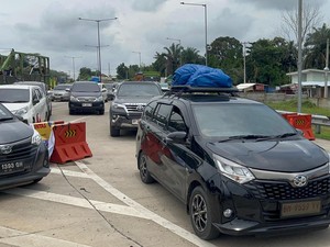 Sopir dan Pemudik Terobos Barikade Penyekatan Tol Muaro Sebapo Jambi