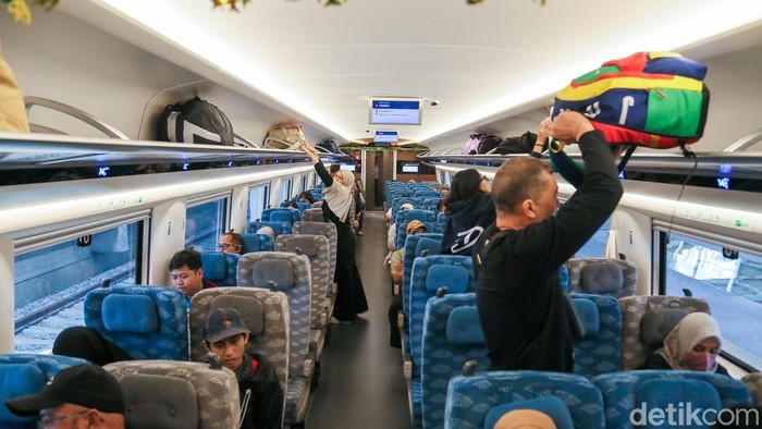 Sejumlah penumpang memadati area Stasiun Kereta Cepat Halim, Jakarta, Selasa (17/3/2026).