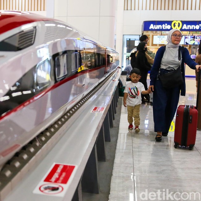 Stasiun Kereta Cepat Halim Mulai Dipadati Pemudik