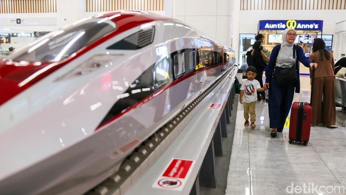 Sejumlah penumpang memadati area Stasiun Kereta Cepat Halim, Jakarta, Selasa (17/3/2026).