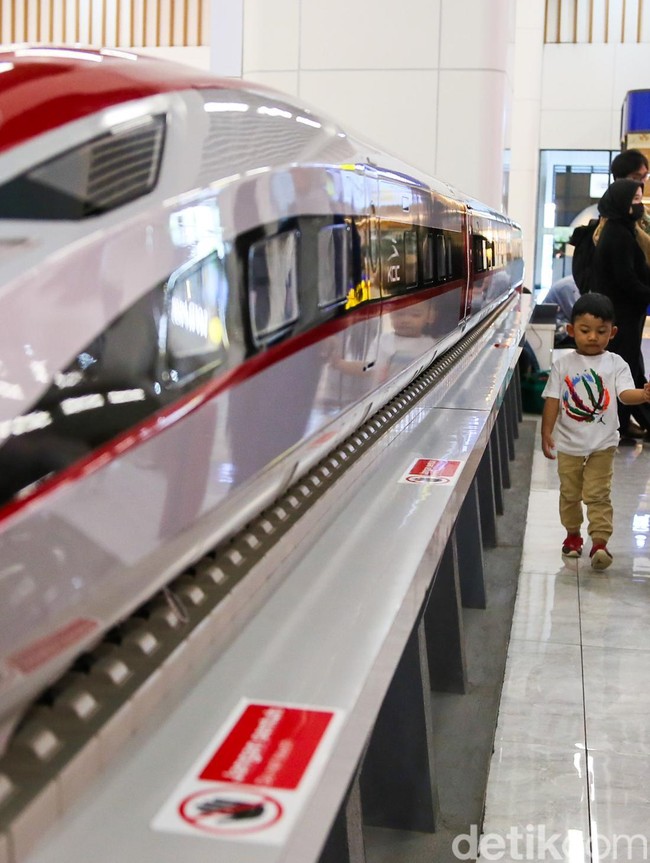 Stasiun Kereta Cepat Halim Mulai Dipadati Pemudik