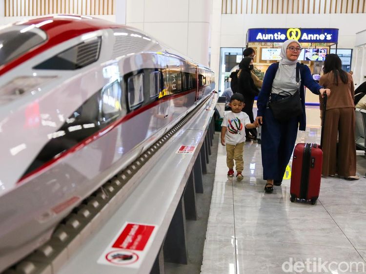Stasiun Kereta Cepat Halim Mulai Dipadati Pemudik